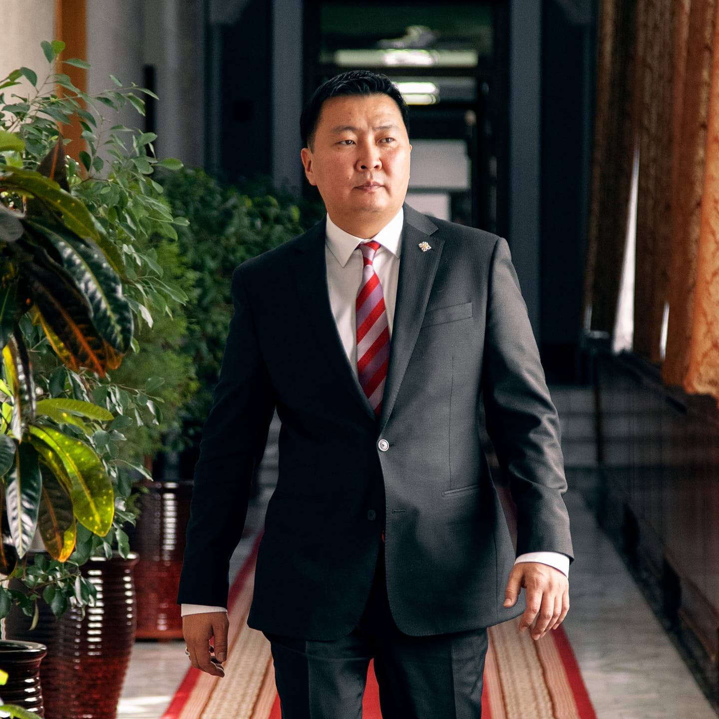 Түлхүүрийн нүхээр: Э.Бат-Амгалан МАН-аа цээжээрээ хамгаалж нэгдүгээр ахад даацаа харууллаа